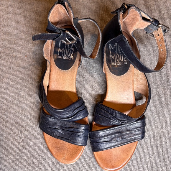 Miz Mooz Navy Leather Cassie Sandals, Sz 39 - Picture 2 of 6